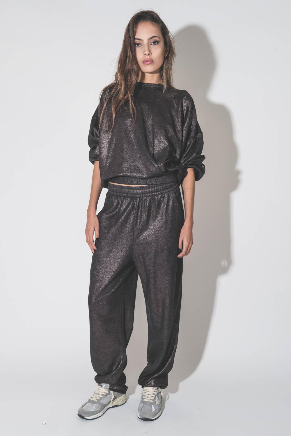 Produit Sweat-shirt oversize drapé sur le côté lamé noir Paulia Isabel Marant Etoile. Porté de face.