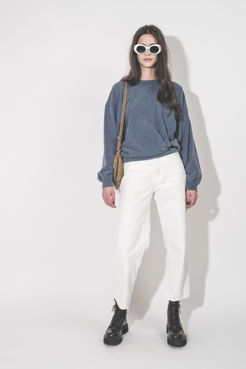 Sweatshirt Sauria Isabel Marant &Eacute;toile en coton bleu indigo, port&eacute; avec un jean blanc Haikure.