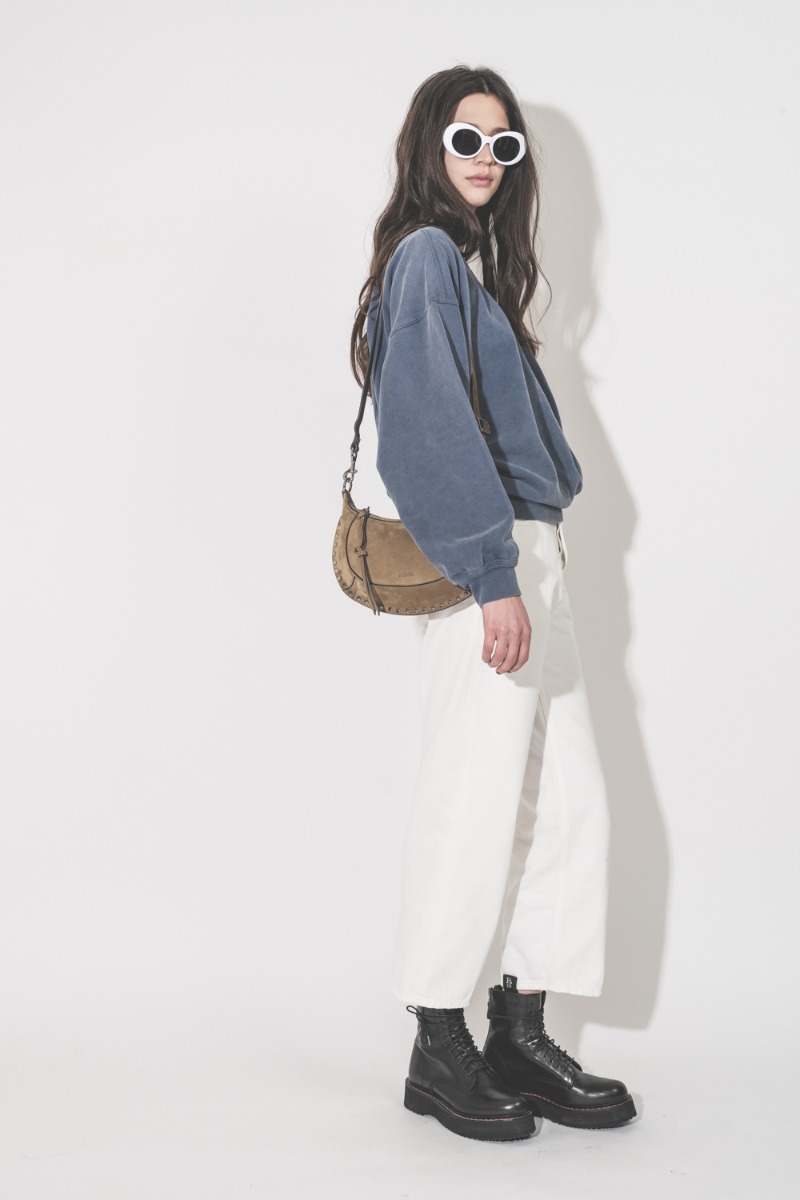 Sweatshirt Sauria Isabel Marant &Eacute;toile en coton bleu indigo, port&eacute; de profil avec un jean blanc Haikure.