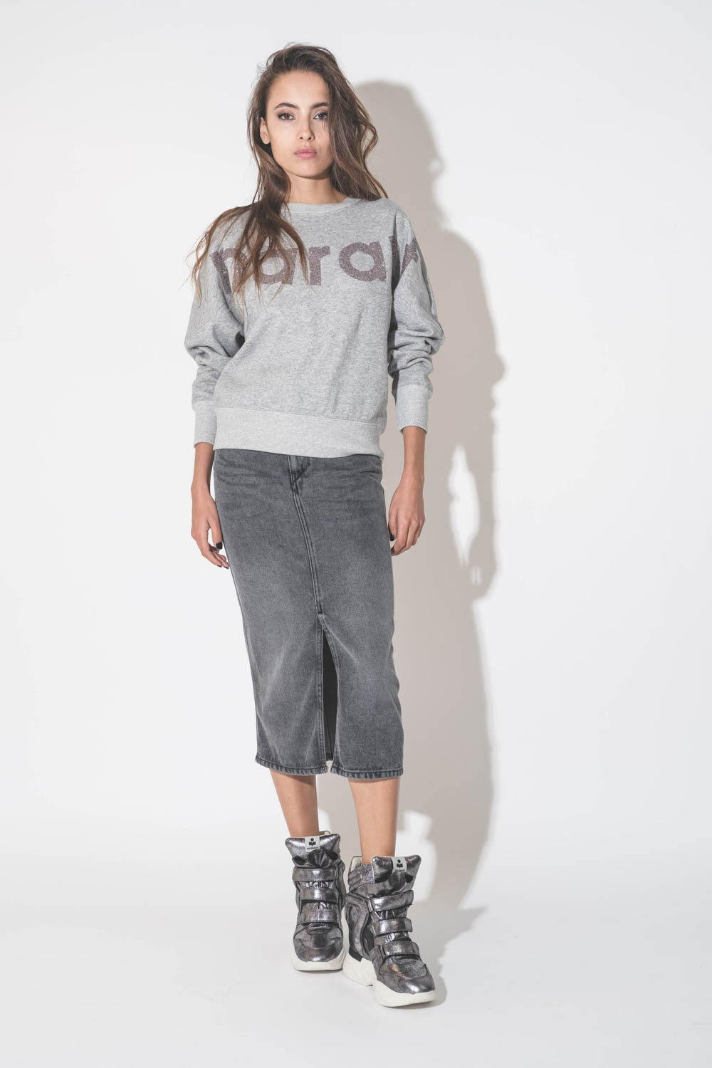 Produit Sweatshirt manches chauve-souris logo Marant à paillettes gris chiné Houston Isabel Marant Etoile. Porté de face.
