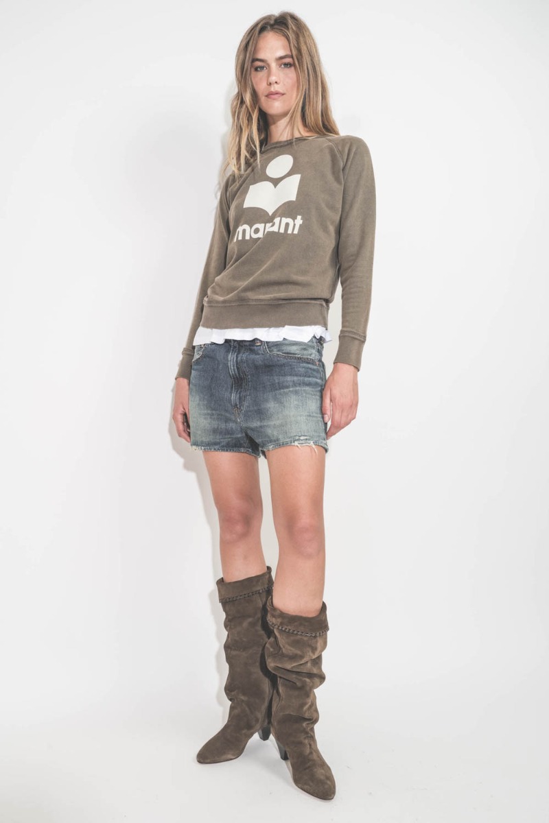 Sweatshirt Millyny Isabel Marant Etoile Dark bronze écru, porté de face avec un short en jean.