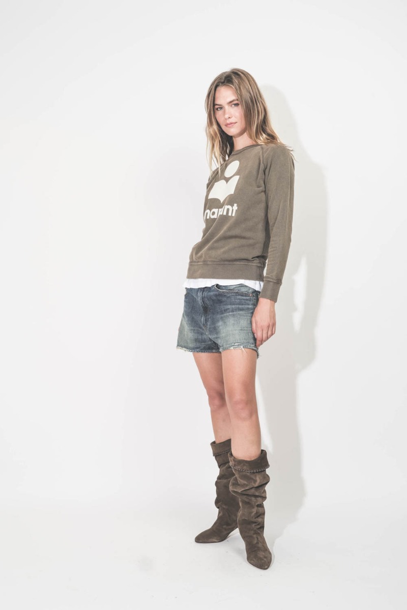 Sweatshirt Millyny Isabel Marant Etoile Dark bronze écru, porté de profil.