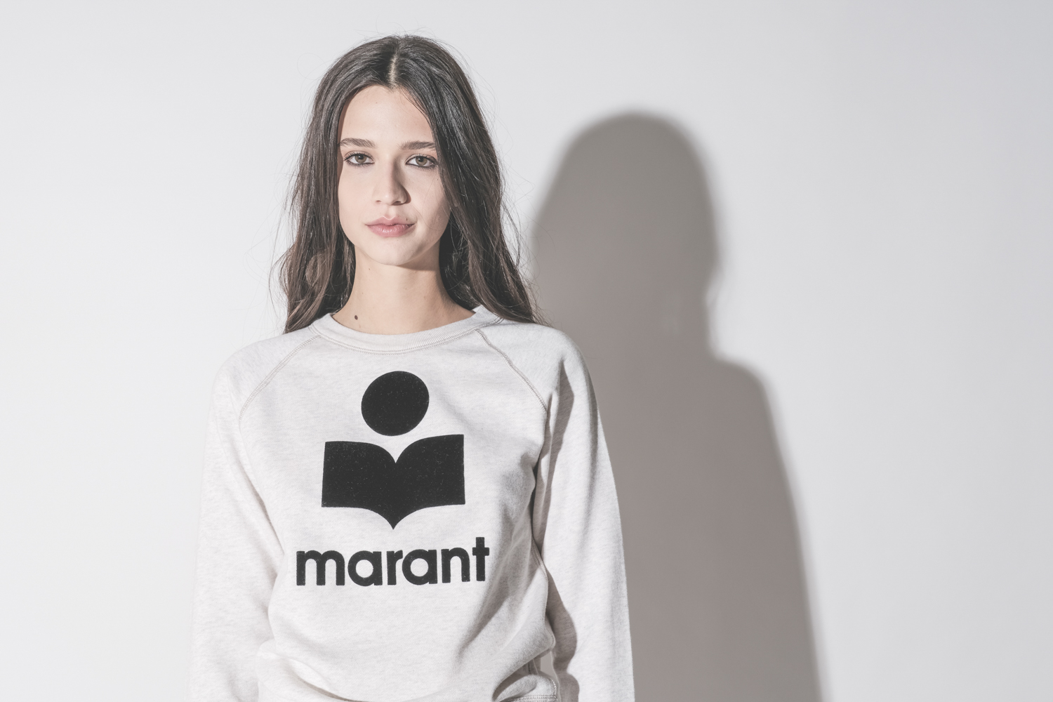 Sweatshirt Millyny Isabel Marant Étoile en coton écru, logo Marant en velours noir, porté de face. Détail du logo Marant noir en velours.