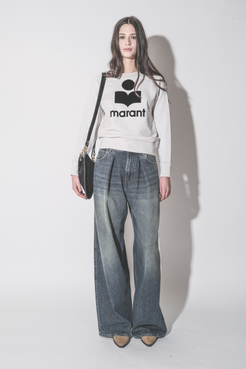 Sweatshirt Millyny Isabel Marant Étoile en coton écru, logo Marant en velours noir, porté de face.