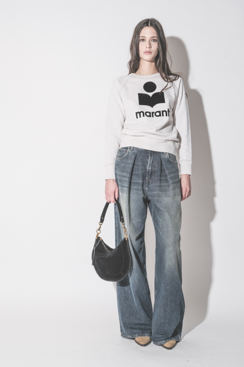 Sac Oskan Soft zip Isabel Marant en cuir su&eacute;d&eacute; noir tress&eacute;, port&eacute; de face avec l'anse courte.