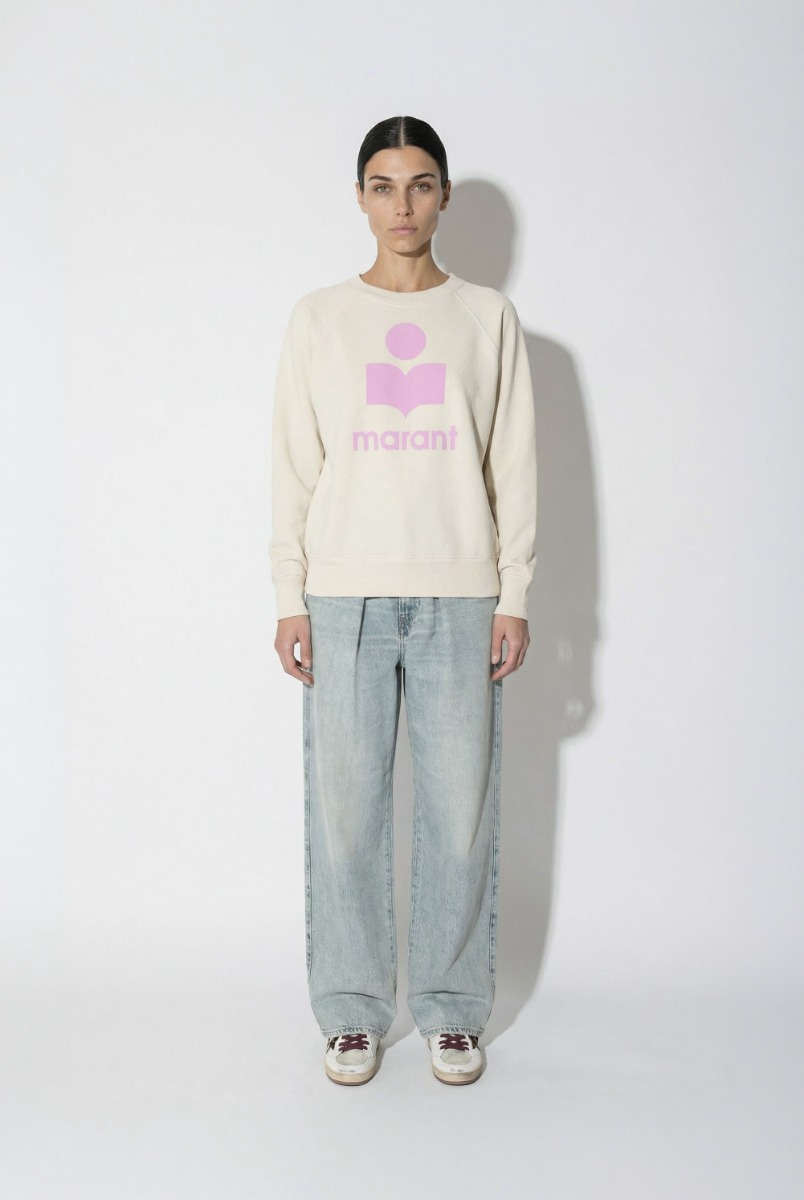 Sweatshirt Millyny Isabel Marant en coton &eacute;cru logo rose devant, port&eacute; de face avec un jean Candy Haikure et des sneakers Golden Goose.