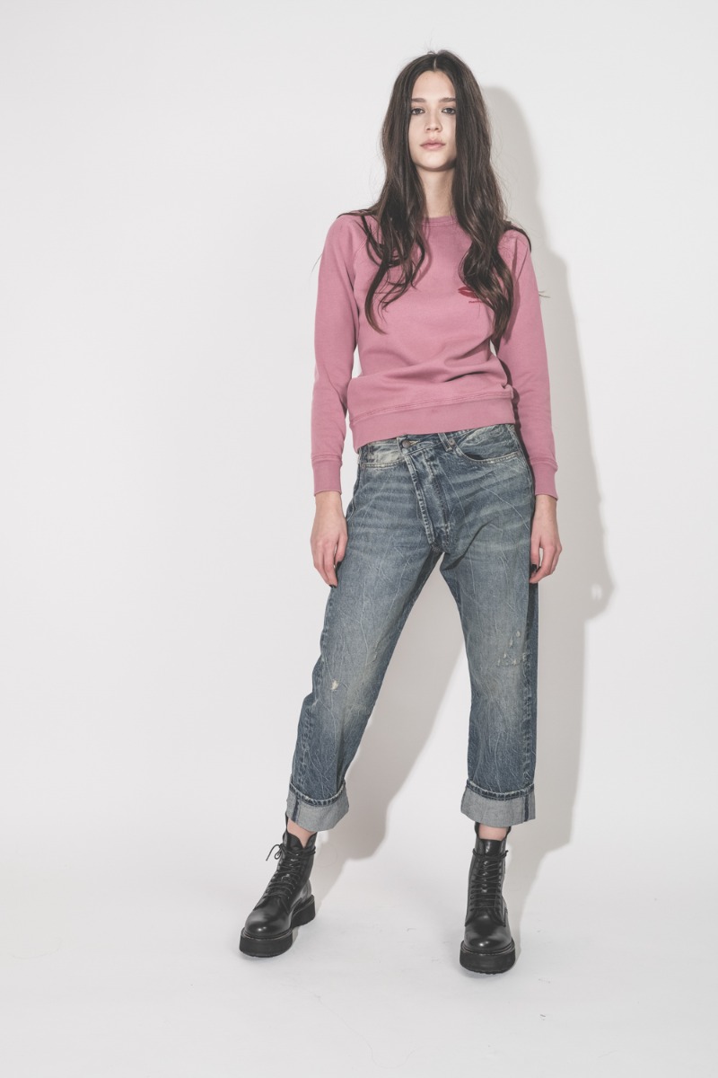 Sweatshirt Millyny Isabel Marant en coton rose bouche rouge brod&eacute;e sur la poitrine, port&eacute; de face.