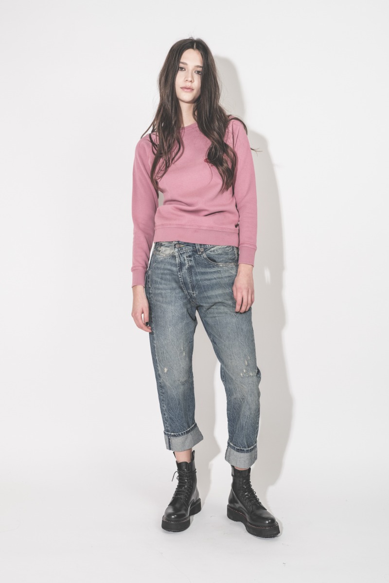 Sweatshirt Millyny Isabel Marant en coton rose bouche rouge brod&eacute;e sur la poitrine, port&eacute; avec un jean bleu crossover R13 et des boots noires.