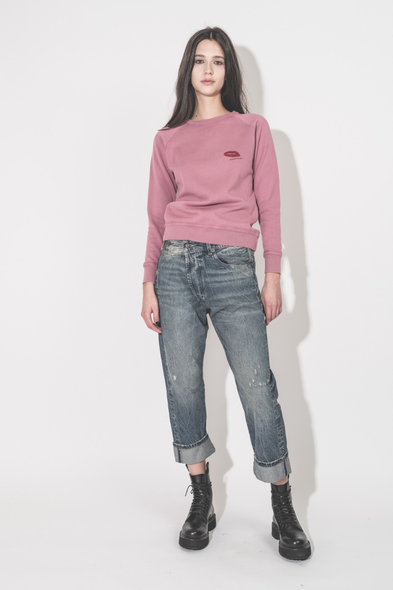 Sweatshirt Millyny Isabel Marant en coton rose bouche rouge brod&eacute;e sur la poitrine, port&eacute; de face avec un jean crossover R13.