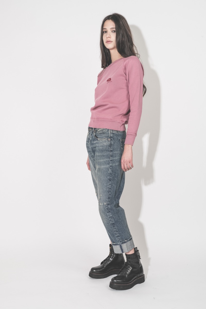 Sweatshirt Millyny Isabel Marant en coton rose bouche rouge brod&eacute;e sur la poitrine, port&eacute; de profil.