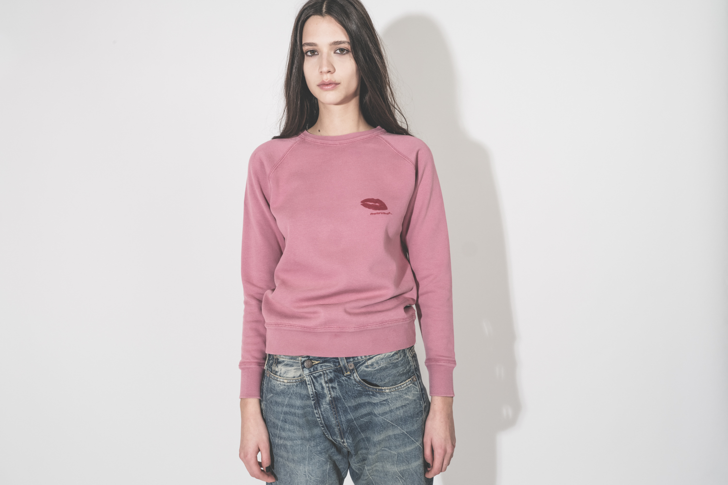 Sweatshirt Millyny Isabel Marant en coton rose bouche rouge brod&eacute;e sur la poitrine.