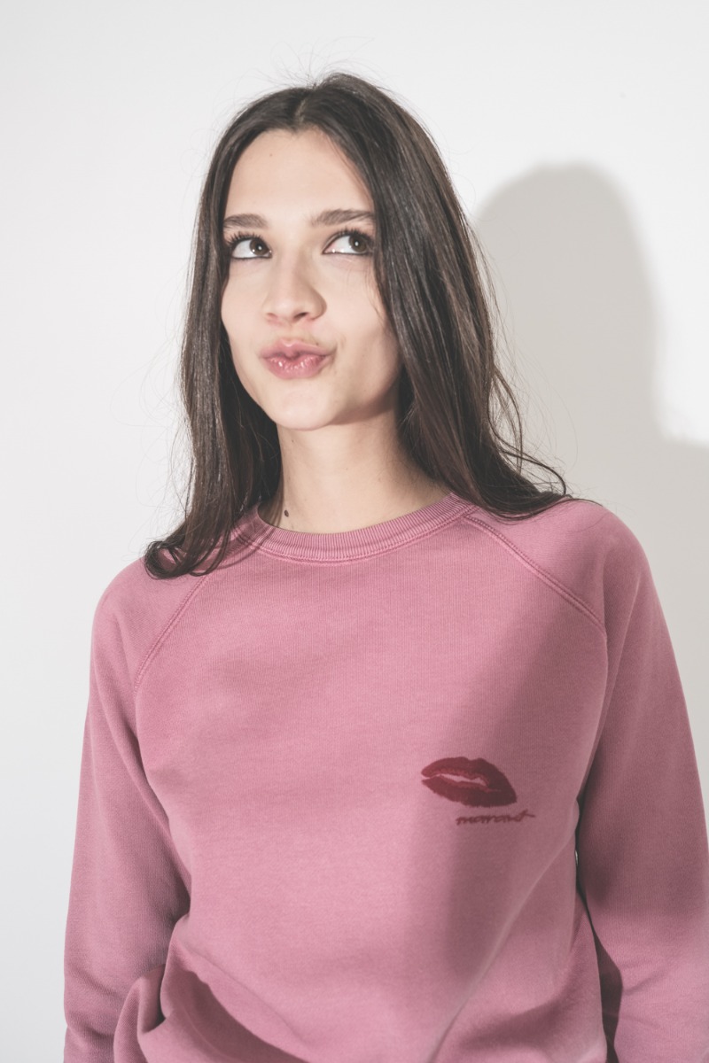 Sweatshirt Millyny Isabel Marant en coton rose bouche rouge brod&eacute;e sur la poitrine, port&eacute; de face. D&eacute;tail de la broderie de la bouche.