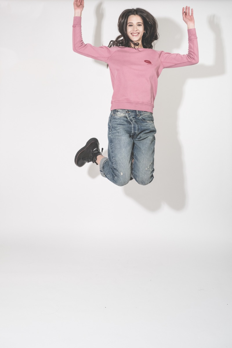 Sweatshirt Millyny Isabel Marant en coton rose bouche rouge brod&eacute;e sur la poitrine, port&eacute; avec le sourire.