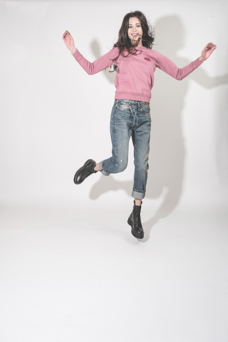 Sweatshirt Millyny Isabel Marant en coton rose bouche rouge brod&eacute;e sur la poitrine, port&eacute; avec un jean bleu et des boots noires.