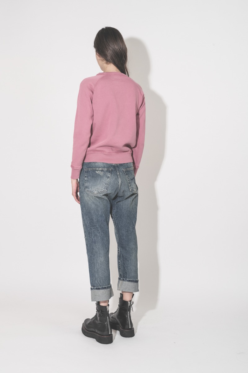 Sweatshirt Millyny Isabel Marant en coton rose bouche rouge brod&eacute;e sur la poitrine, port&eacute; de dos.