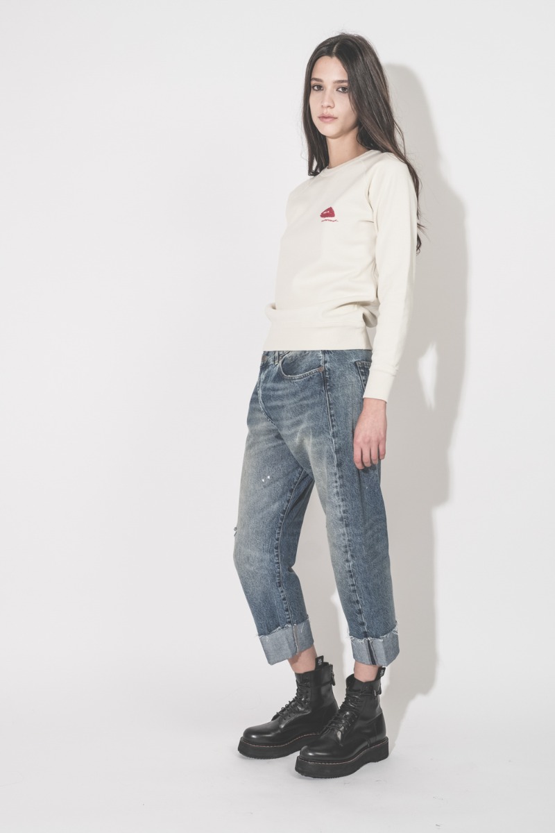 Sweatshirt Millyny Isabel Marant &Eacute;toile en coton &eacute;cru, bouche rouge Marant brod&eacute;e sur la poitrine, port&eacute; de profil.