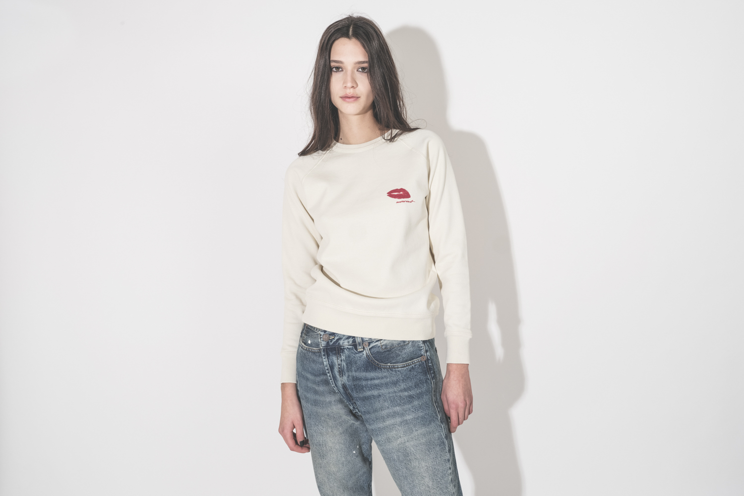 Sweatshirt Millyny Isabel Marant &Eacute;toile en coton &eacute;cru, bouche rouge Marant brod&eacute;e sur la poitrine, port&eacute; de face avec un jean crossover R13.