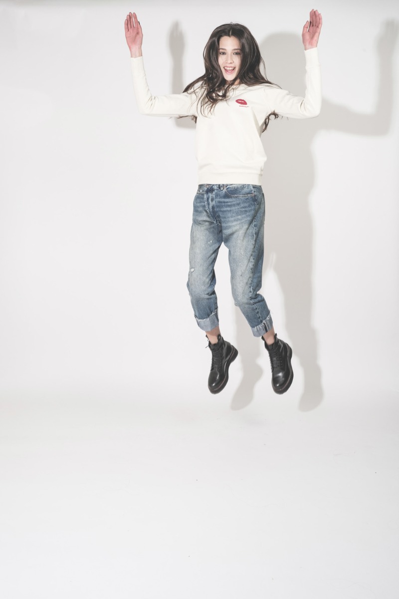 Sweatshirt Millyny Isabel Marant &Eacute;toile en coton &eacute;cru, bouche rouge Marant brod&eacute;e sur la poitrine, port&eacute; avec un jean R13.