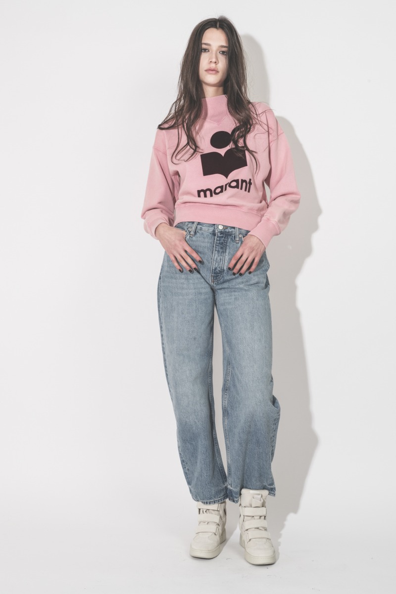 Sweatshirt Moby Isabel Marant en coton rose bubblegum logo Marant floqu&eacute; bordeaux, port&eacute; de face avec un jean bleu Anine Bing.