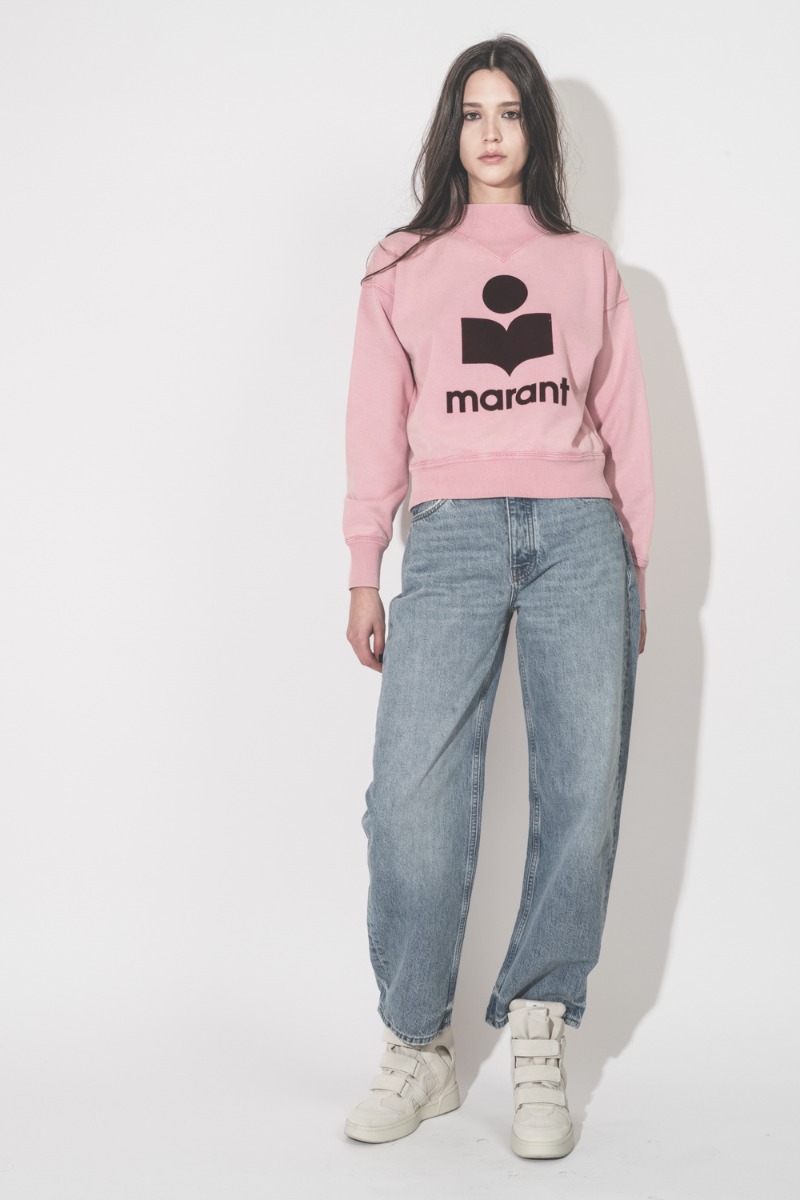 Sweatshirt Moby Isabel Marant en coton rose bubblegum logo Marant floqu&eacute; bordeaux, port&eacute; de face avec un jean bleu Anine Bing et des baskets IM3 &eacute;cru Isabel Marant.