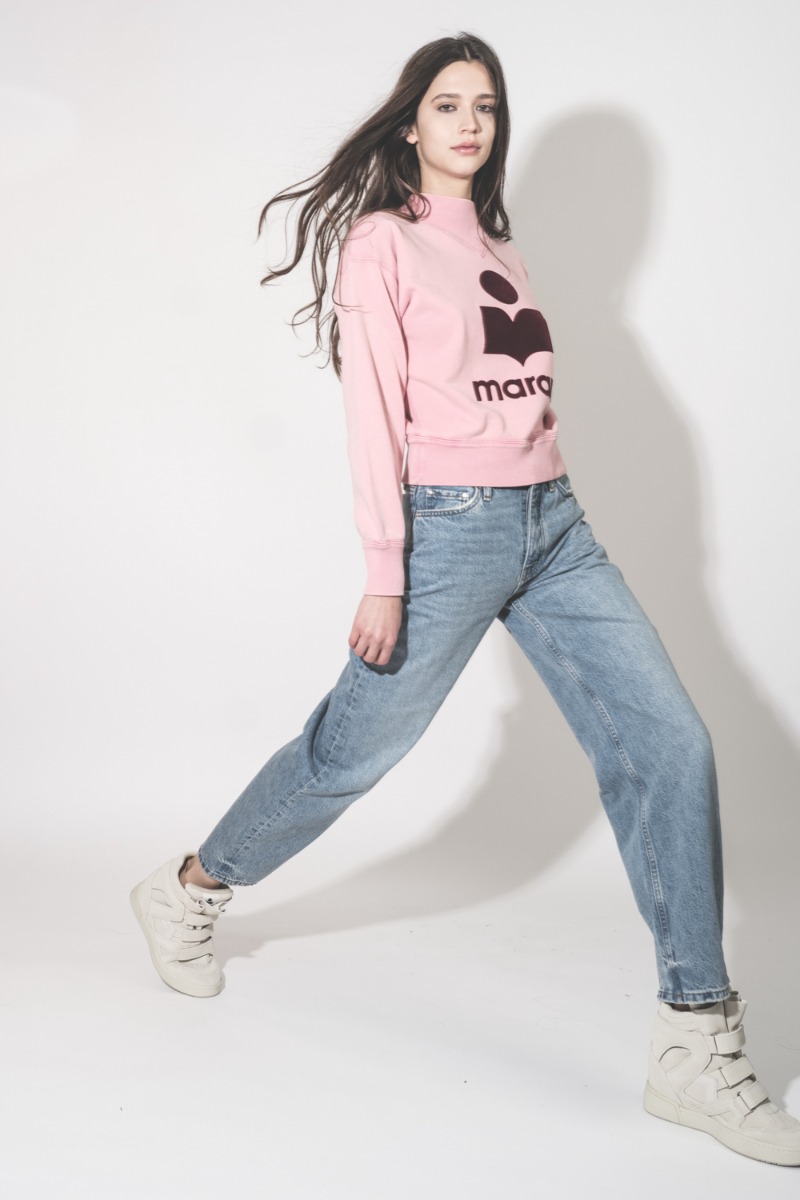 Sweatshirt Moby Isabel Marant en coton rose bubblegum logo Marant floqu&eacute; bordeaux, port&eacute; de profil.