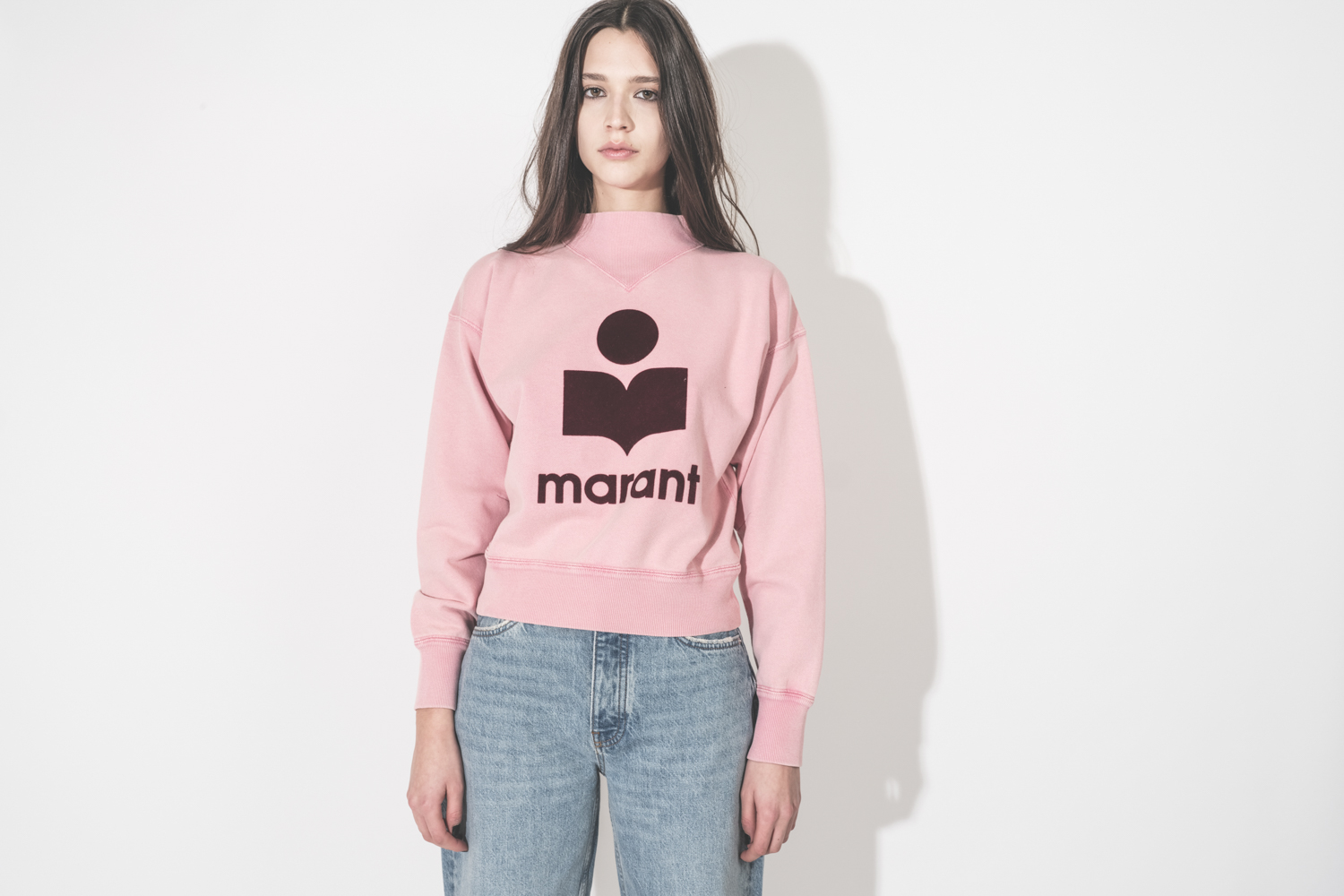 Sweatshirt Moby Isabel Marant en coton rose bubblegum logo Marant floqu&eacute; bordeaux, port&eacute; avec un jean bleu Fritz Anine Bing.