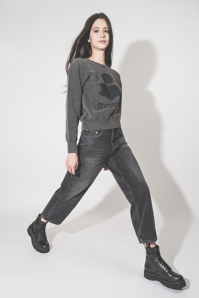 Sweatshirt Mobyli Isabel Marant &Eacute;toile en coton anthracite, logo Marant, effet flou noir, port&eacute; de profil.