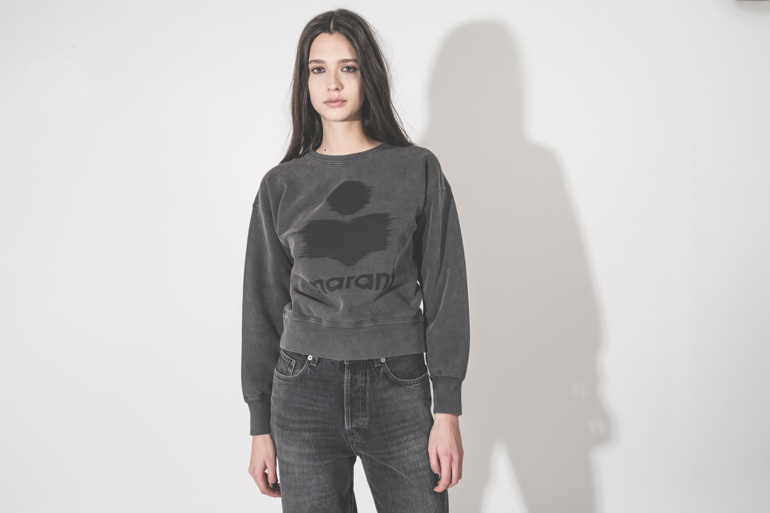 Sweatshirt Mobyli Isabel Marant &Eacute;toile en coton anthracite, logo Marant, effet flou noir, port&eacute; de face. D&eacute;tail du logo Marant d&eacute;lav&eacute;.