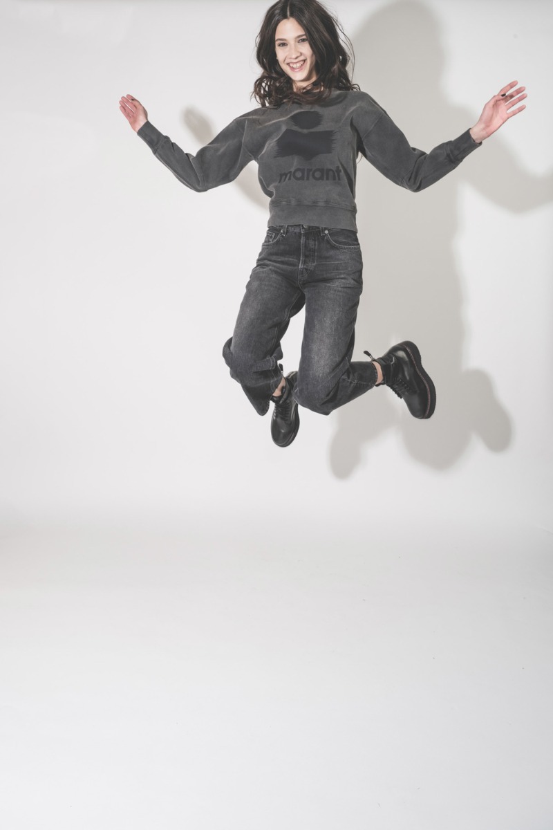 Sweatshirt Mobyli Isabel Marant &Eacute;toile en coton anthracite, logo Marant, effet flou noir, port&eacute; de face avec un jean Betty Haikure.