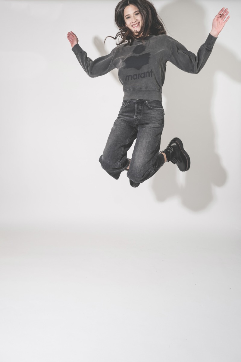 Sweatshirt Mobyli Isabel Marant &Eacute;toile en coton anthracite, logo Marant, effet flou noir, port&eacute; avec un jean Haikure.
