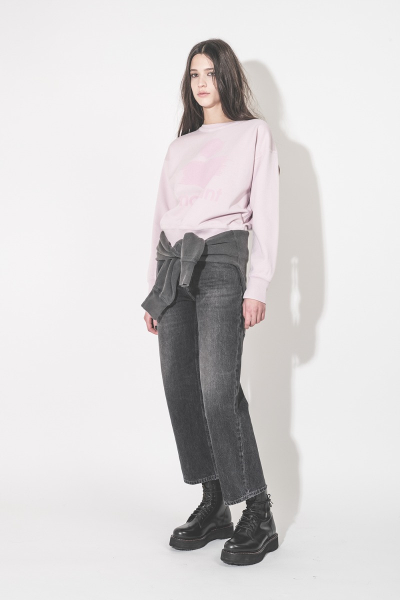 Sweat-shirt Mobyli Isabel Marant &Eacute;toile en coton rose clair, logo Marant, effet flou, port&eacute; de face avec un jean noir d&eacute;lav&eacute; Haikure.