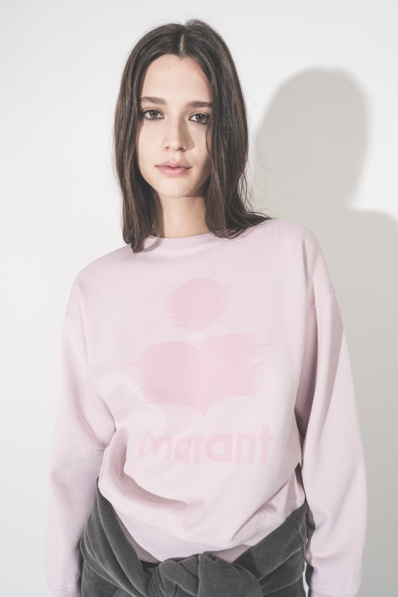 Sweat-shirt Mobyli Isabel Marant &Eacute;toile en coton rose clair, logo Marant, effet flou, port&eacute; de face. D&eacute;tail du logo Marant d&eacute;lav&eacute;.