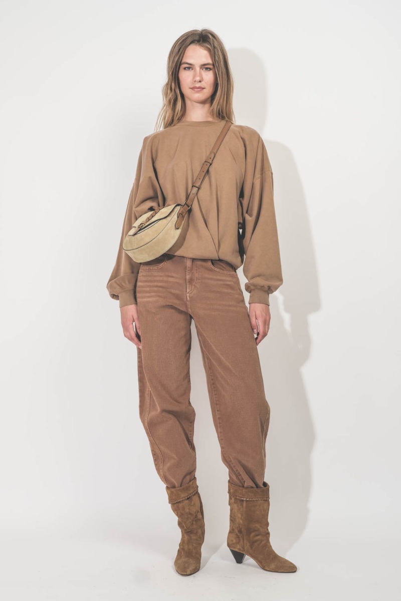 Sweatshirt Sauria Isabel Marant Etoile drapé en coton caramel. Porté de face avec un pantalon ocre.