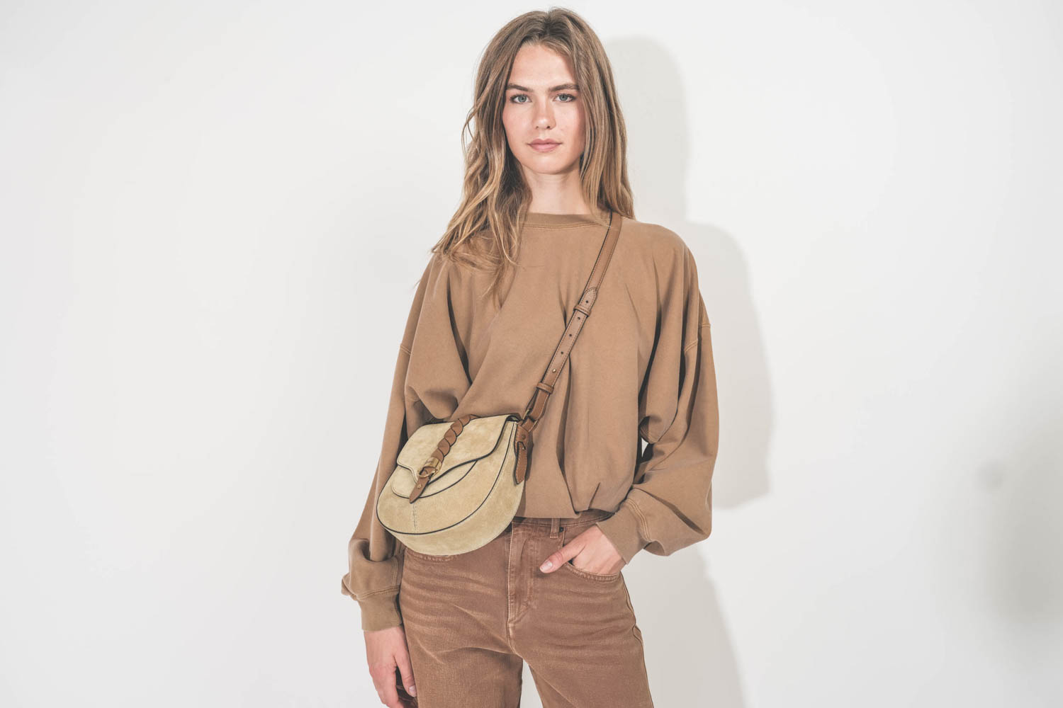 Sweatshirt Sauria Isabel Marant Etoile drapé en coton caramel. Porté de face avec un sac beige.
