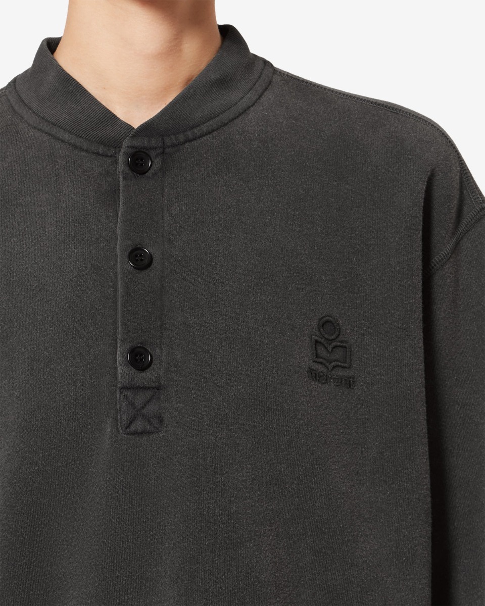 Sweatshirt court Simony Isabel Marant Etoile en coton noir d&eacute;lav&eacute;. Encolure boutonn&eacute;es et logo brod&eacute; &laquo; Marant &raquo; ton sur ton sur la poitrine. D&eacute;tail du col boutonn&eacute;.