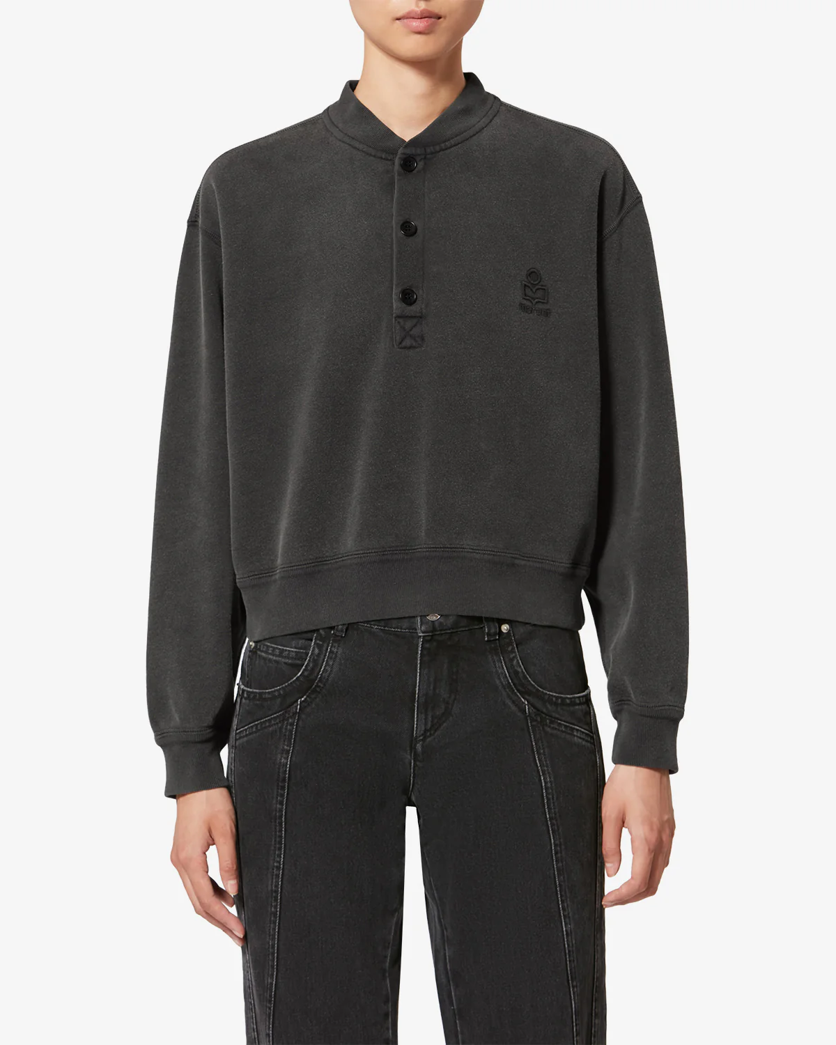 Sweatshirt court Simony Isabel Marant Etoile en coton noir d&eacute;lav&eacute;. Encolure boutonn&eacute;es et logo brod&eacute; &laquo; Marant &raquo; ton sur ton sur la poitrine. Port&eacute; de face.