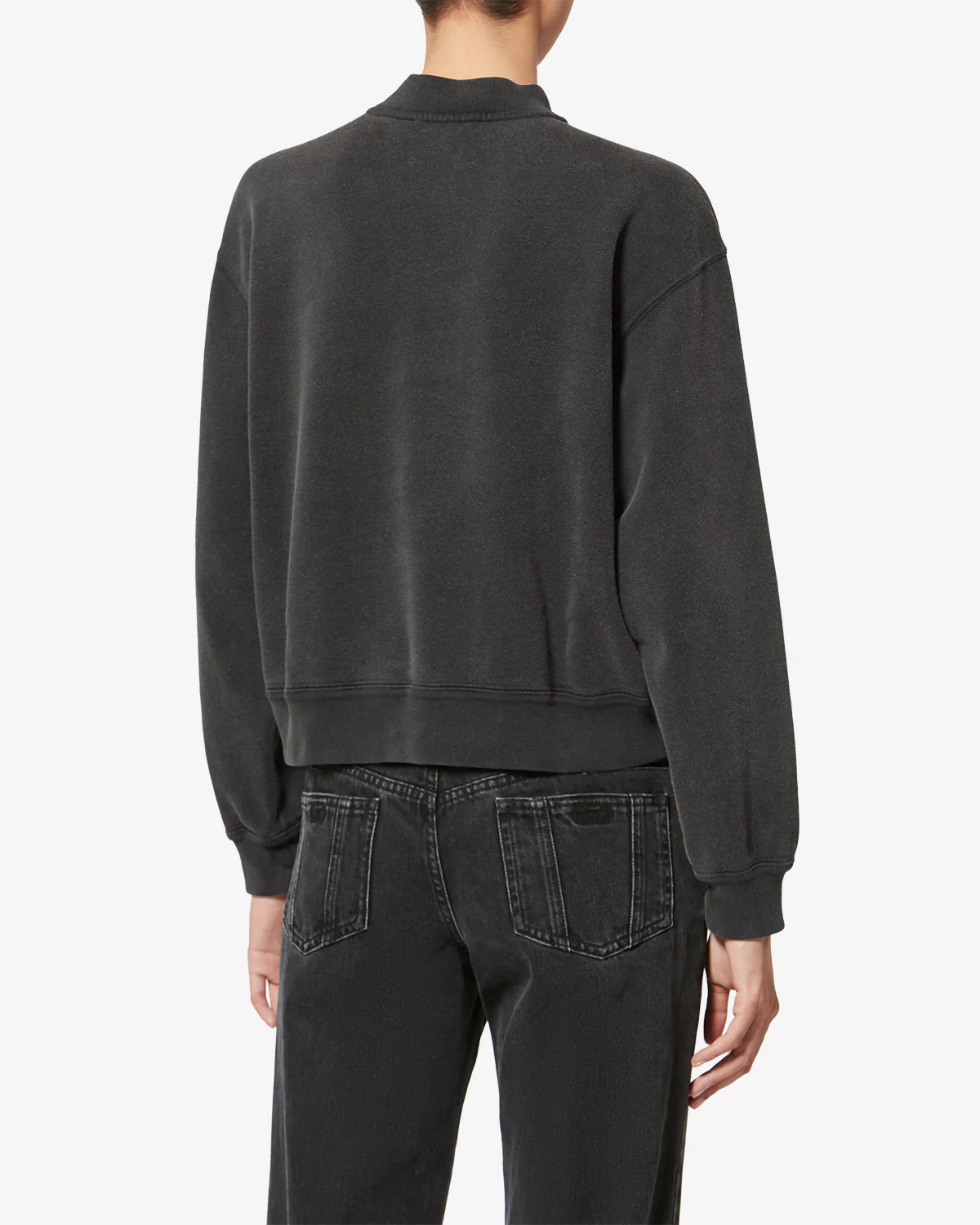 Sweatshirt court Simony Isabel Marant Etoile en coton noir d&eacute;lav&eacute;. Encolure boutonn&eacute;es et logo brod&eacute; &laquo; Marant &raquo; ton sur ton sur la poitrine. Port&eacute; de dos.