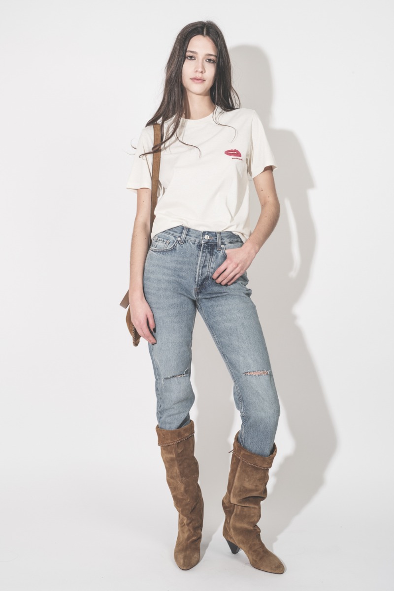 T-shirt Zewel Widl Bisous Isabel Marant en coton écru, broderie bouche rouge Marant, porté de face avec un jean bleu Anine Bing.