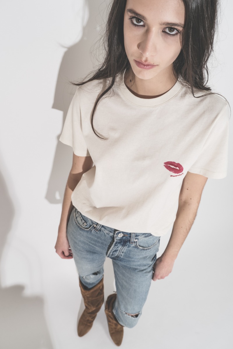 T-shirt Zewel Widl Bisous Isabel Marant en coton écru, broderie bouche rouge Marant, porté de face. Détail de la bouche rouge brodée.