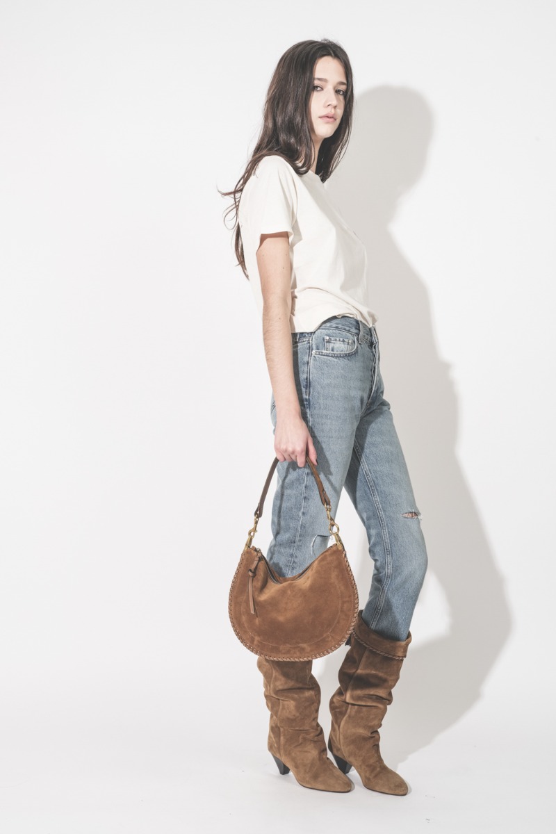 T-shirt Zewel Widl Bisous Isabel Marant en coton écru, broderie bouche rouge Marant, porté avec un jean bleu Anine Bing et un sac Oskan soft zip suédé cognac Isabel Marant.