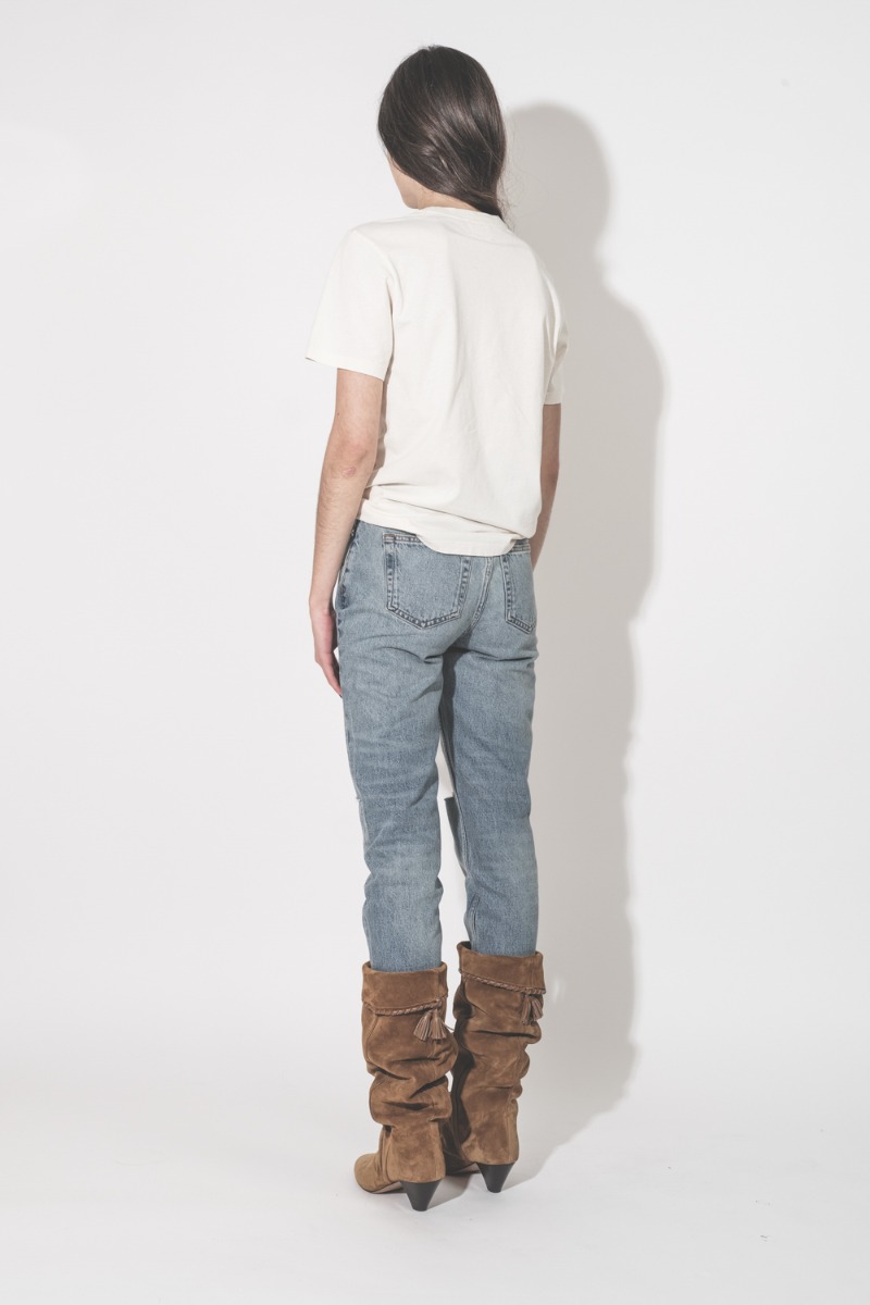 T-shirt Zewel Widl Bisous Isabel Marant en coton écru, broderie bouche rouge Marant, porté de dos.