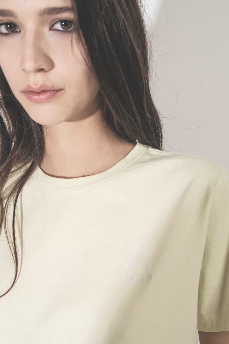 T-shirt Aby Isabel Marant &Eacute;toile en coton jaune p&acirc;le, logo brod&eacute; en &eacute;cru au-dessus de la poitrine. D&eacute;tail du logo Marant.