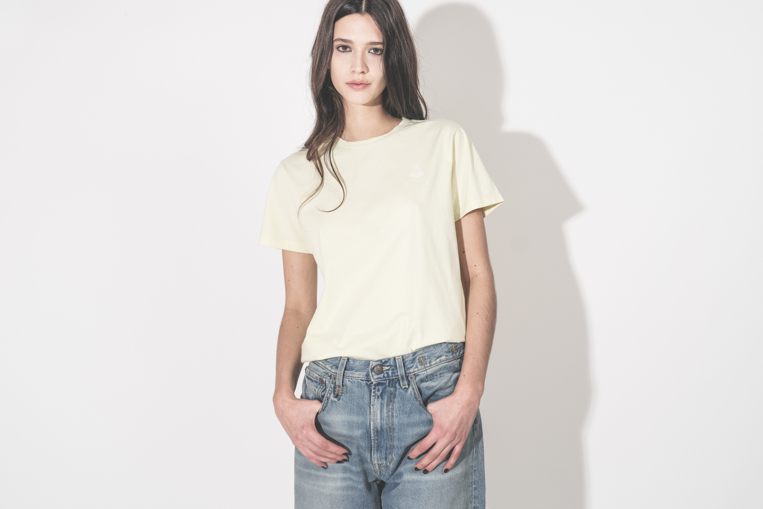 T-shirt Aby Isabel Marant &Eacute;toile en coton jaune p&acirc;le, logo brod&eacute; en &eacute;cru au-dessus de la poitrine, port&eacute; de face avec un jean bleu.