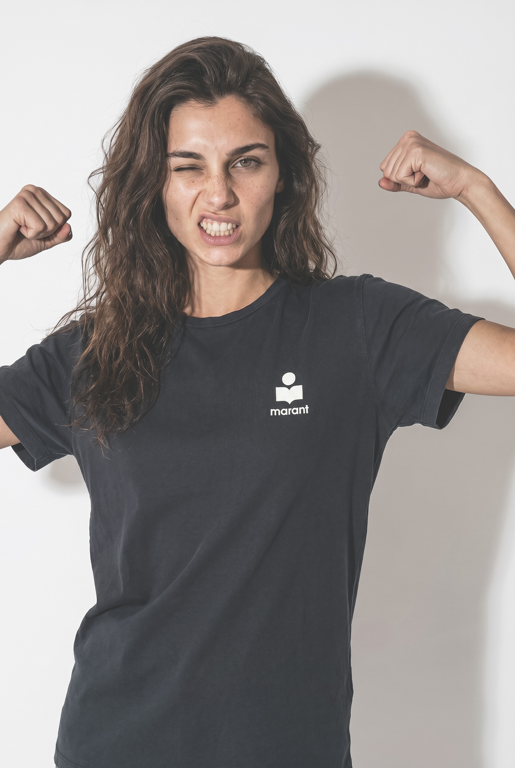 Tee-shirt Aby Isabel Marant Etoile en coton marine foncé et petit logo poitrine brodé écru vue de face.