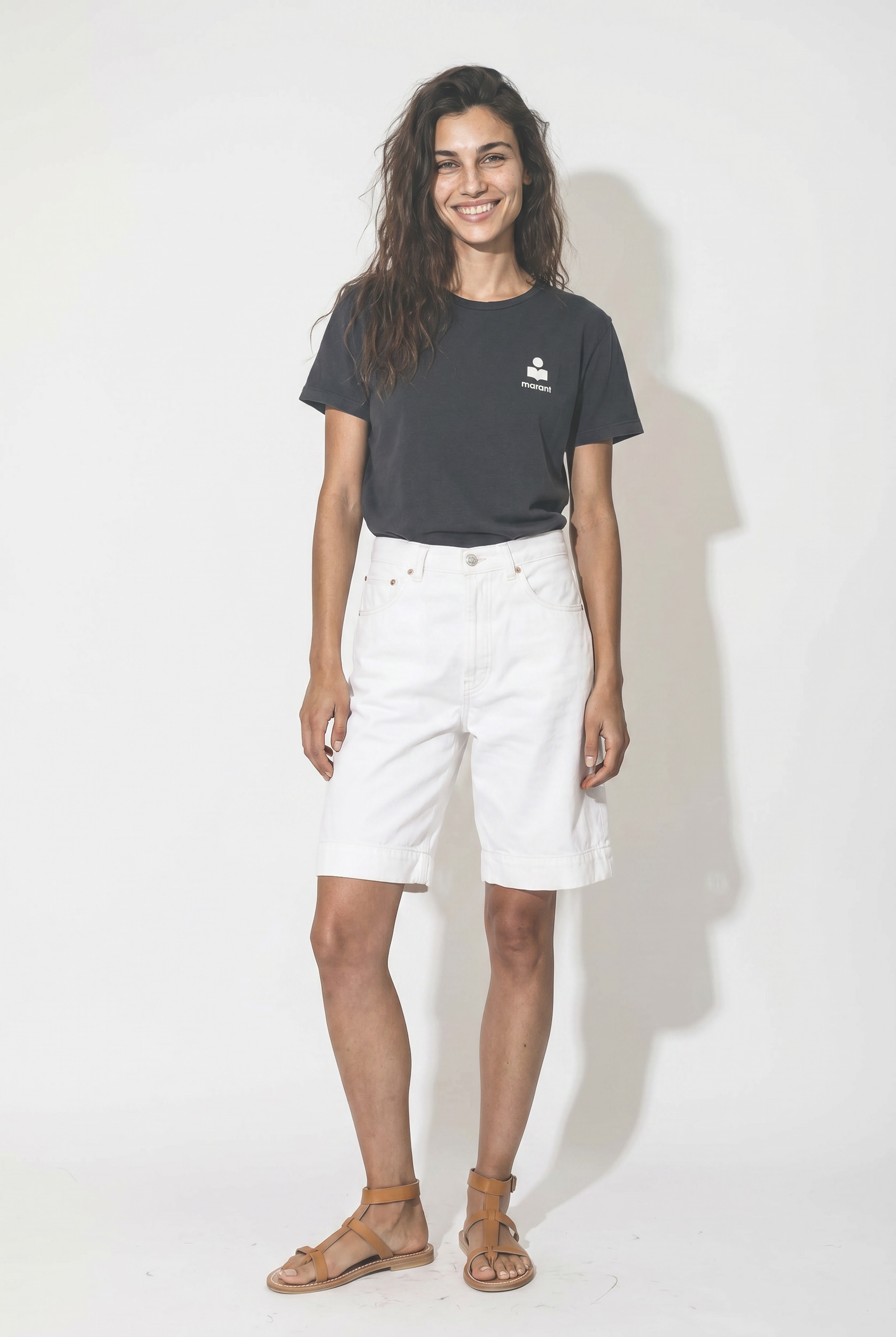 T-shirt droit à manches courtes Aby Isabel Marant Etoile en coton marine, logo brodé écru porté de face avec un short long.