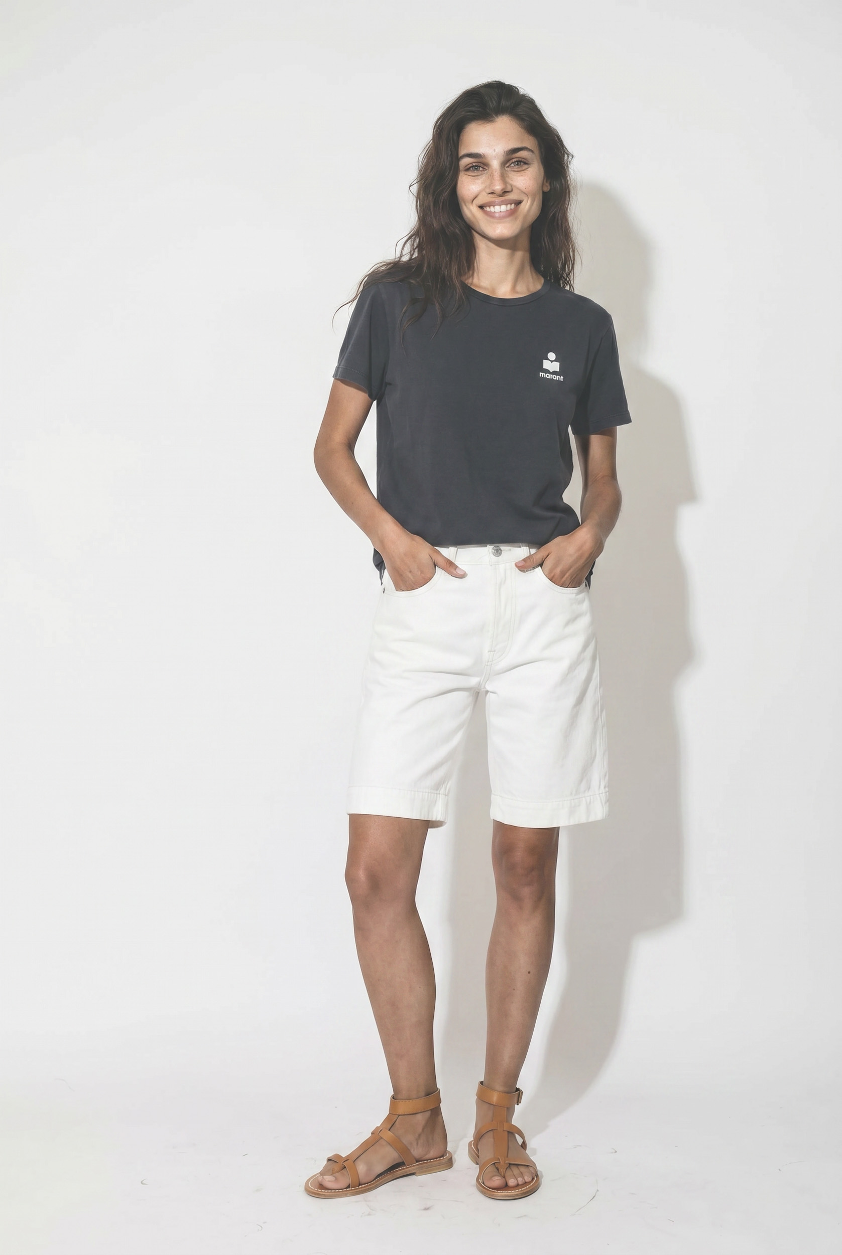 T-shirt droit à manches courtes Aby Isabel Marant Etoile en coton marine, logo brodé écru porté de face rentré dans un short long.