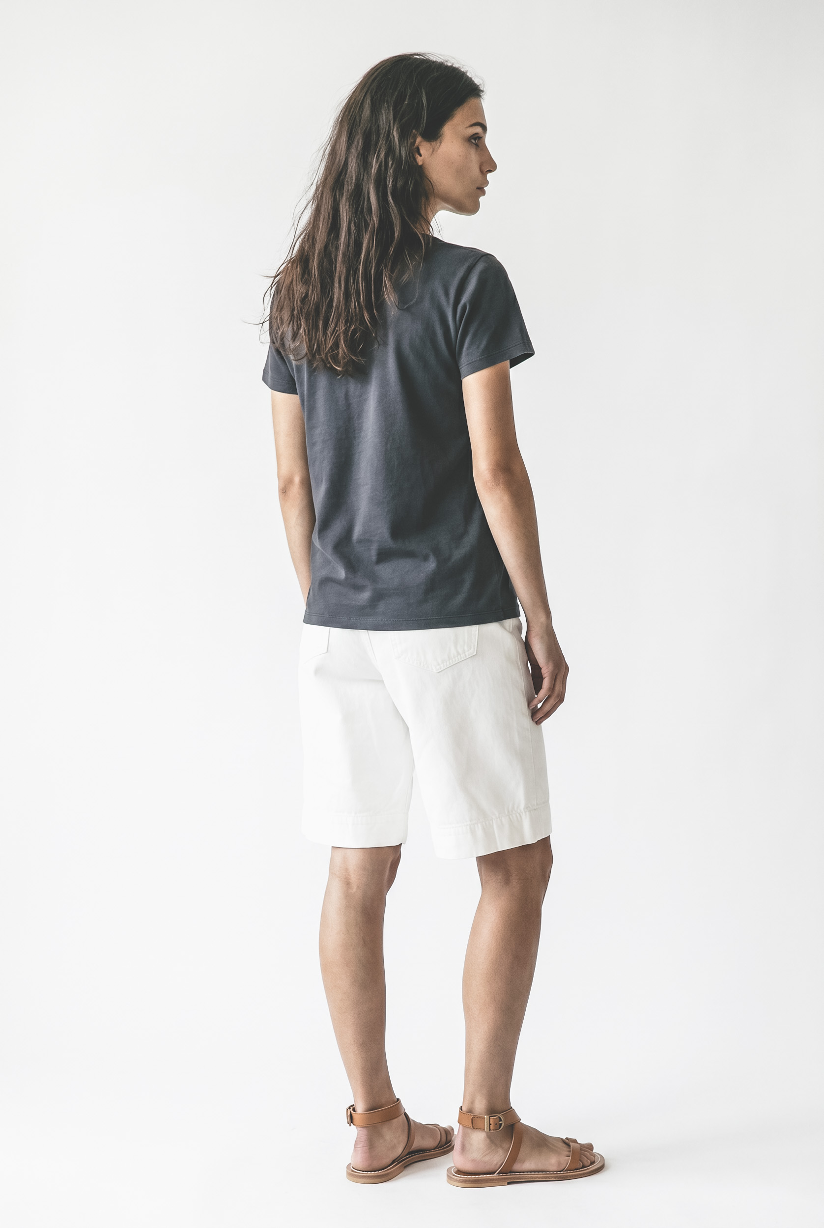 T-shirt droit à manches courtes Aby Isabel Marant Etoile en coton marine, logo brodé écru porté de dos.