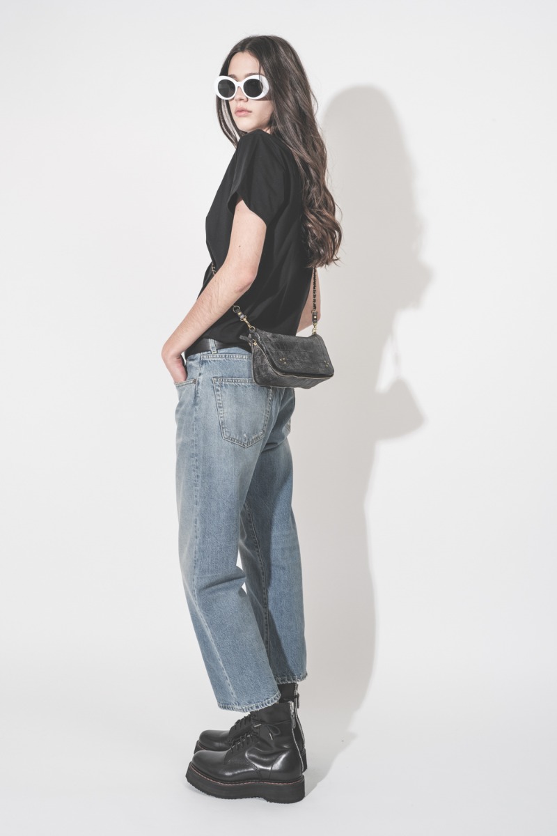 T-shirt Aby Isabel Marant &Eacute;toile en coton noir, logo brod&eacute; ton sur ton au-dessus de la poitrine, port&eacute; de profil dos.