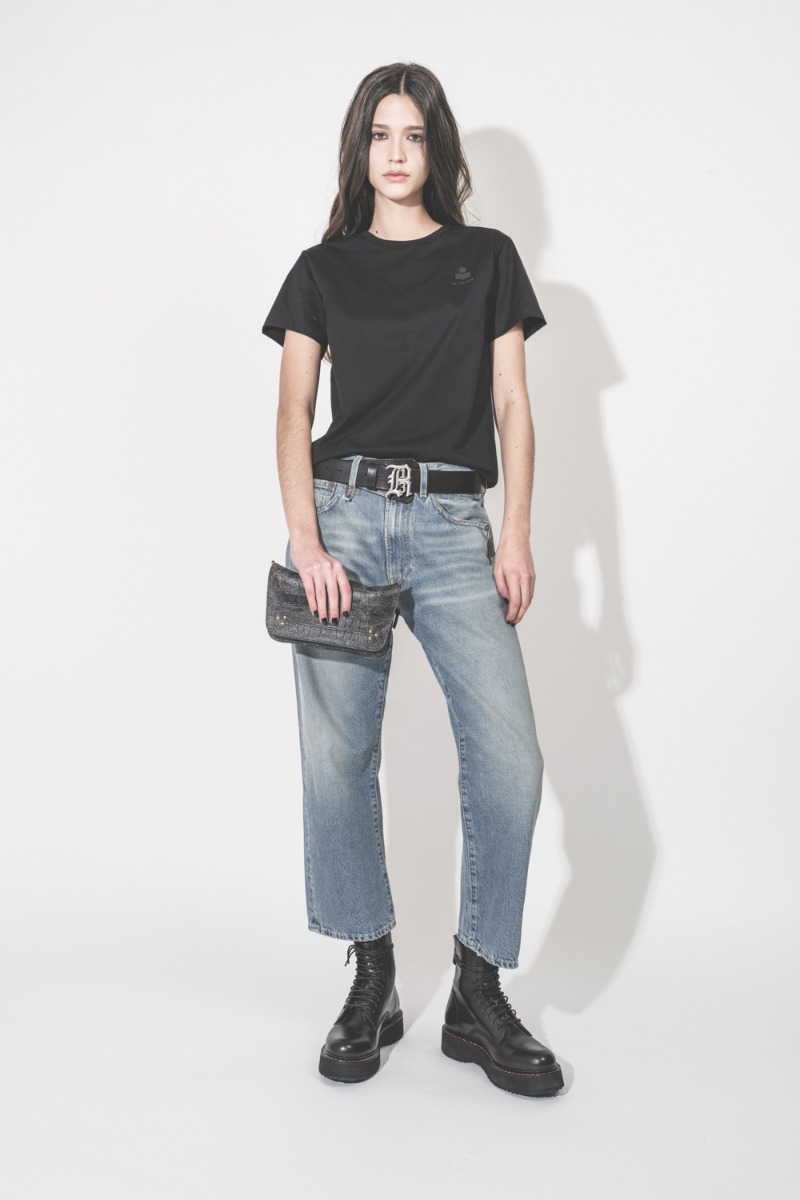 T-shirt Aby Isabel Marant &Eacute;toile en coton noir, logo brod&eacute; ton sur ton au-dessus de la poitrine, port&eacute; de face avec un jean R13.