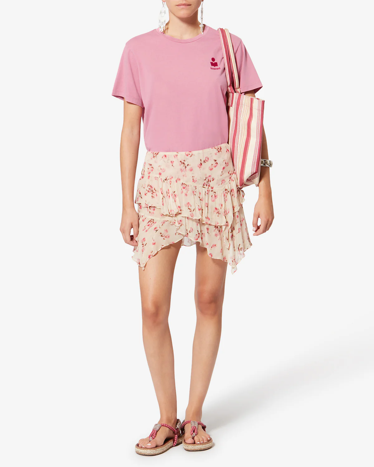 T-shirt droit &agrave; manches courtes en coton rose Bubblegum Aby Isabel Marant Etoile. Logo bordeaux sur le poitrine. Port&eacute; de face avec une mini-jupe imprim&eacute;e.